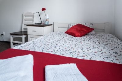 Pokój jednoosobowy na pierwszym piętrze, z szerokim 120cm/200cm, wygodnym łóżkiem, dużym ręcznikiem i dywanikiem łazienkowym pod stopy