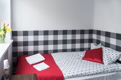 Pokój jednoosobowy na pierwszym piętrze, z 90cm/200cm, wygodnym łóżkiem, dużym ręcznikiem i dywanikiem łazienkowym pod stopy